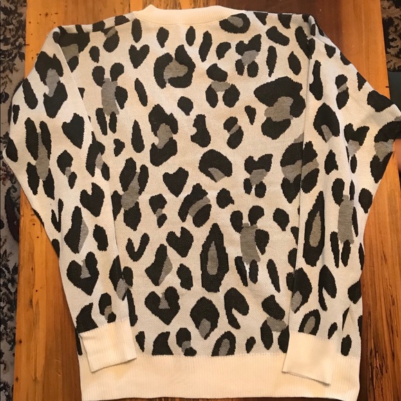 🎉HP🎉White Cheetah Print V Neck Sweater! - Picture 3 of 6